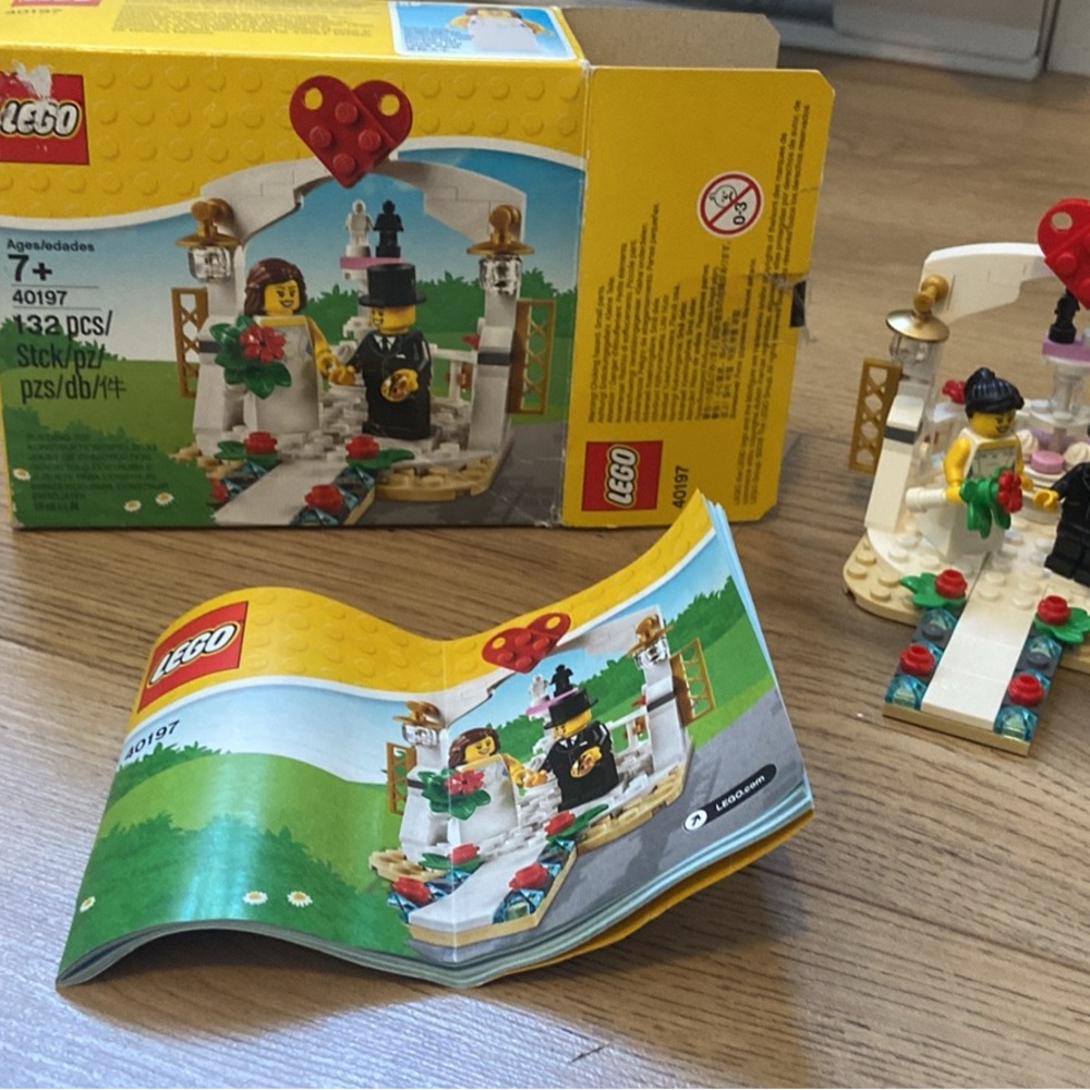 LEGO Wedding Set with Red and White Colors 40197